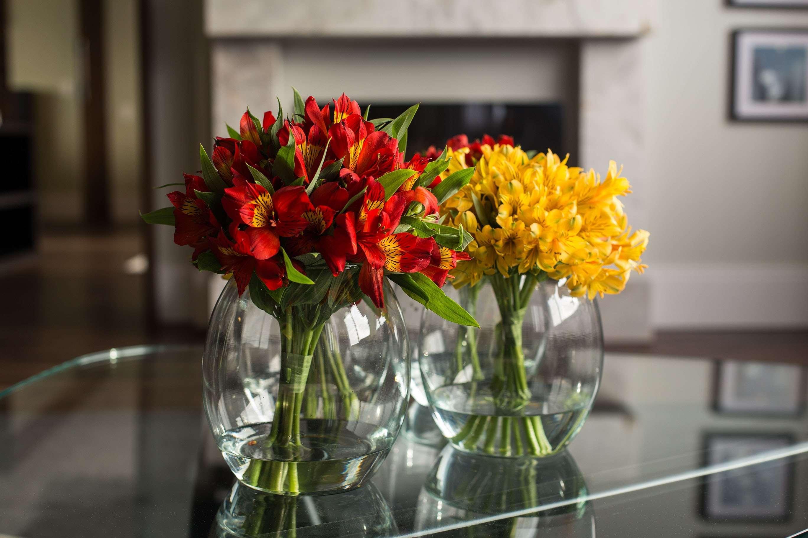Radisson Porto Alegre - Futuro Hotel Epic People&Arts Esterno foto Bouquets of Peruvian lily