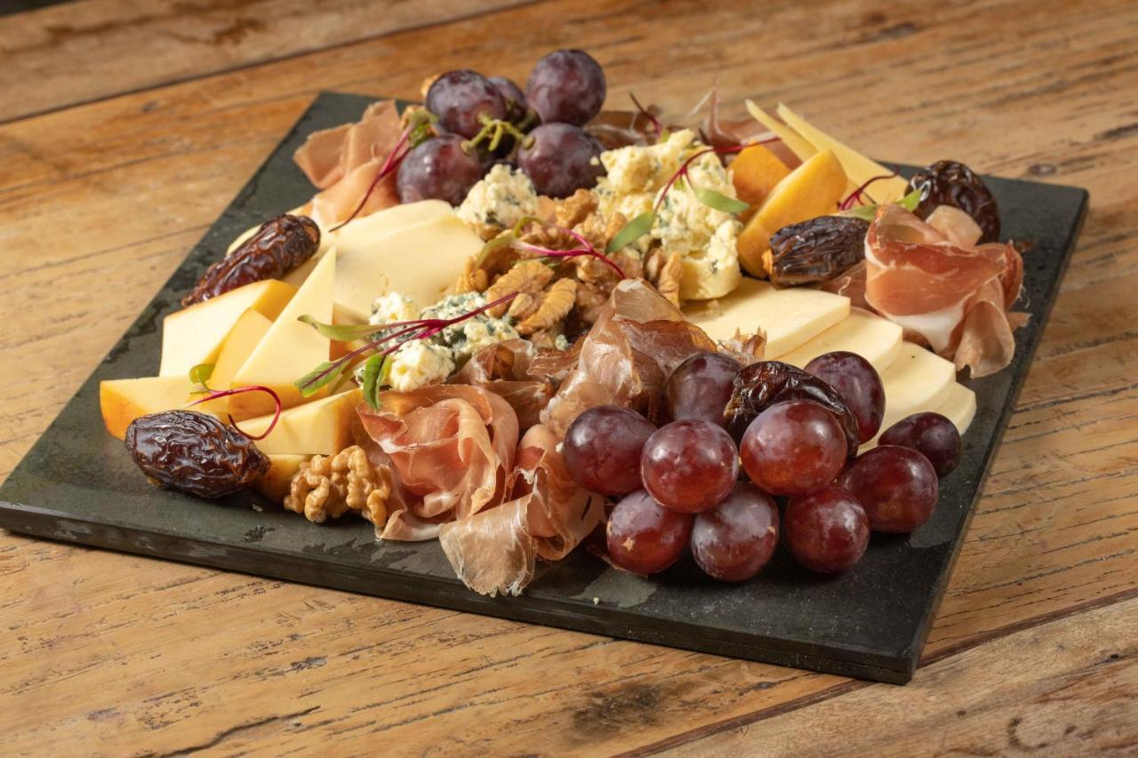 Radisson Porto Alegre - Futuro Hotel Epic People&Arts Esterno foto A cheese platter