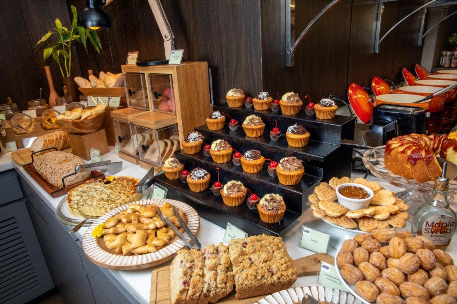 Radisson Porto Alegre - Futuro Hotel Epic People&Arts Esterno foto A selection of baked goods