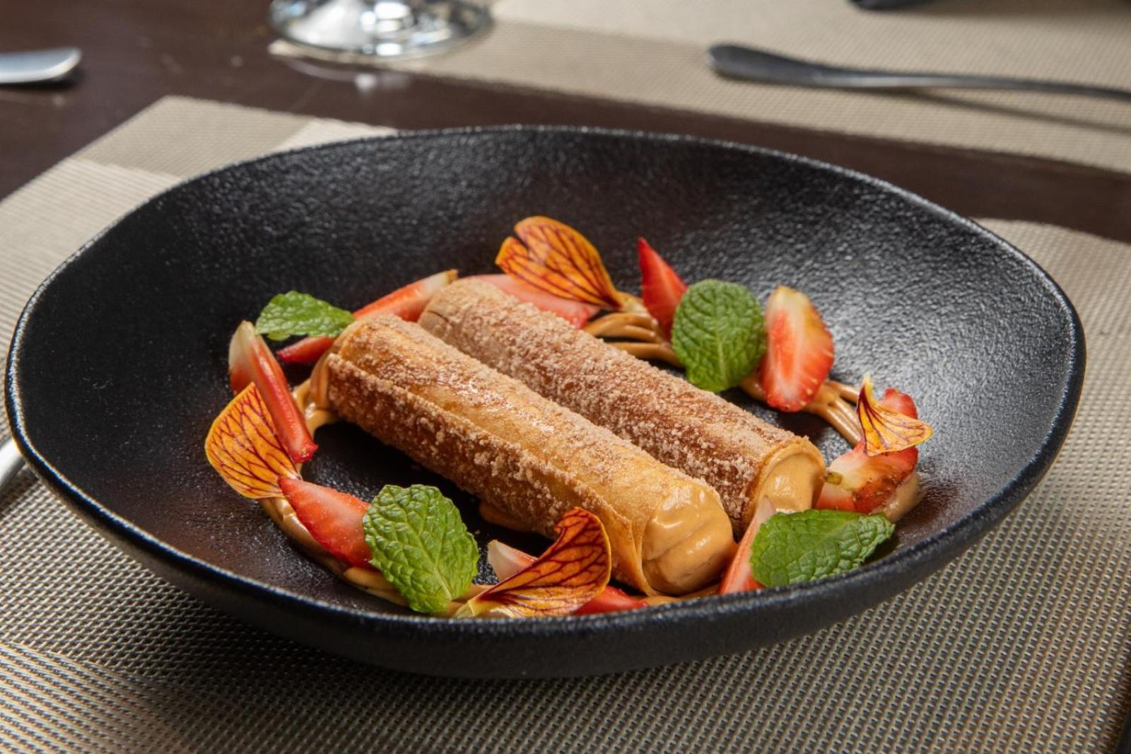 Radisson Porto Alegre - Futuro Hotel Epic People&Arts Esterno foto A plate of spring rolls